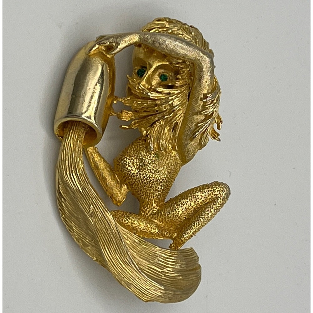 Vintage Exquisite Aquarius Zodiac Brooch Gold Tone Green Rhinestone Eye Pin